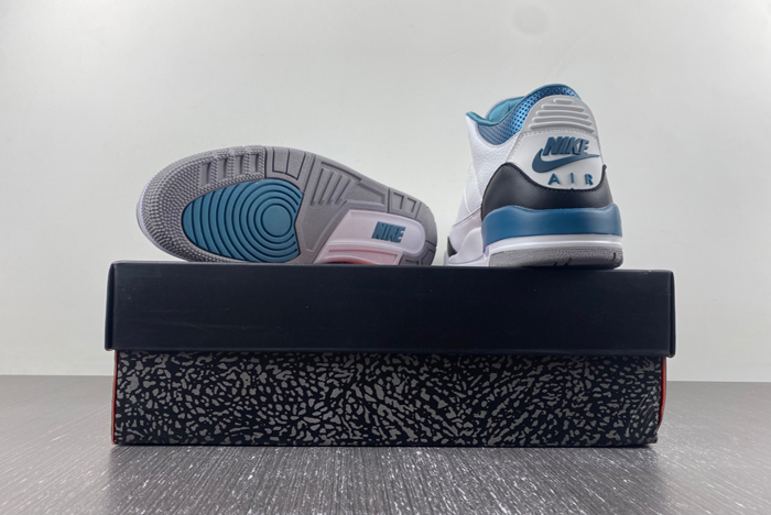 Air Jordan 3 Retro  136064-660